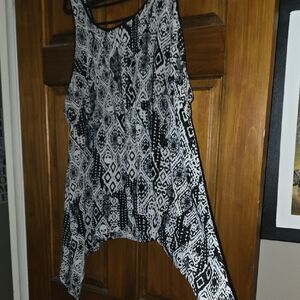 Torrid Shark Fin Black and White Sleeveless Tank Top